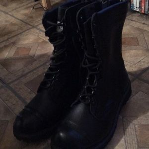 Men’s 8.5 black winter boots
